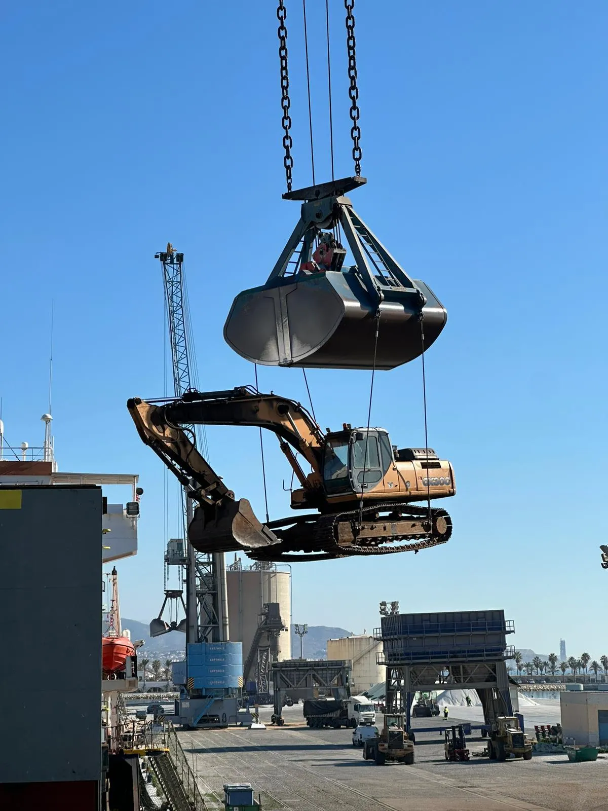 Excavadora durante una operación industrial con maquinaria pesada