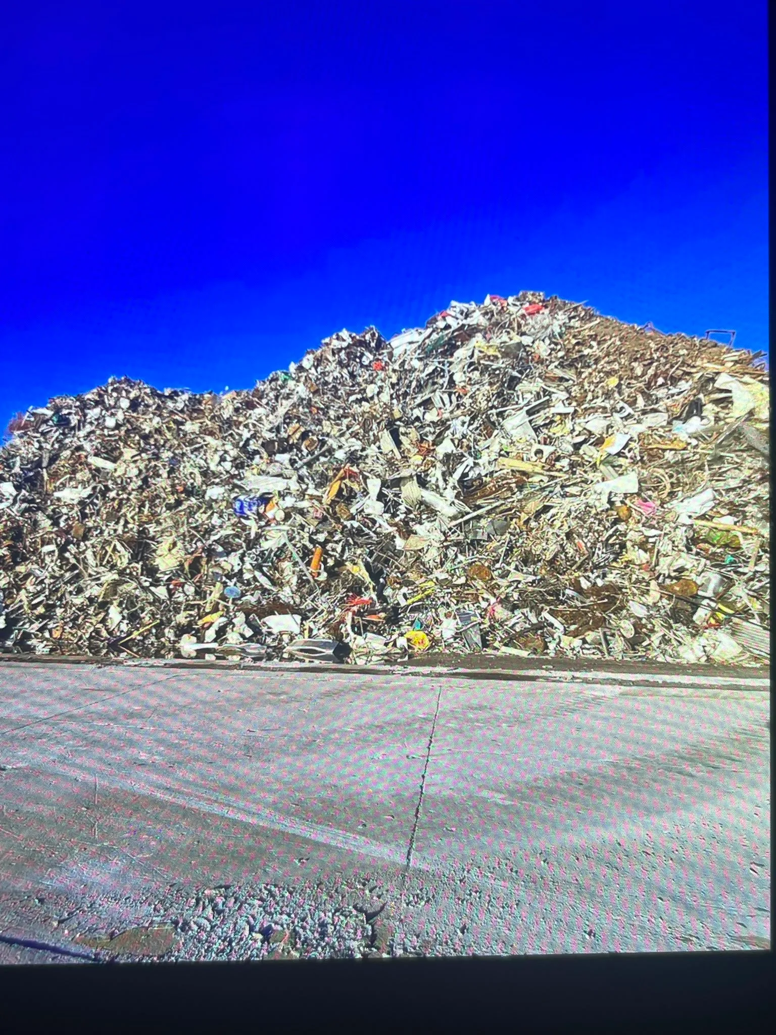 Gran acumulación de chatarra metálica preparada para su gestión