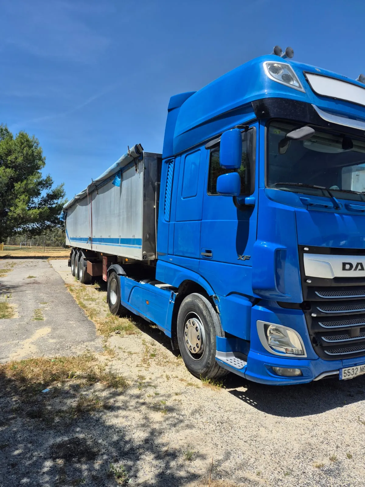 Camión de transporte de materiales en una instalación industrial